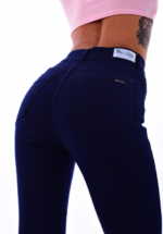 Pantalon jean chupin elastizado tiro alto azul oscuro cerca