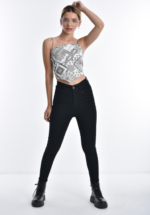 Pantalon chupin negro liso, tiro algo, elastizado lejos