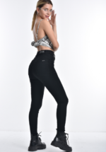 Pantalon chupin negro liso, tiro algo, elastizado costado