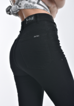 Pantalon chupin negro liso, tiro algo, elastizado cerca