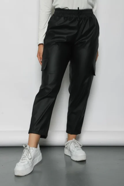 Pantalón cargo ecocuero negro mujer