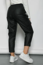 Pantalón cargo ecocuero negro mujer atras