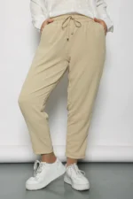 Pantalón de crepe arrugado beige mujer cerca