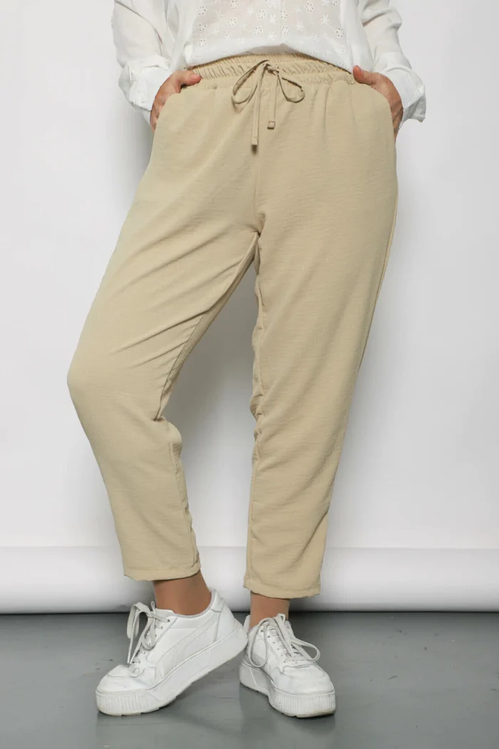 Pantalón de crepe arrugado beige mujer cerca