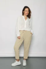 Pantalón de crepe arrugado beige mujer cerca