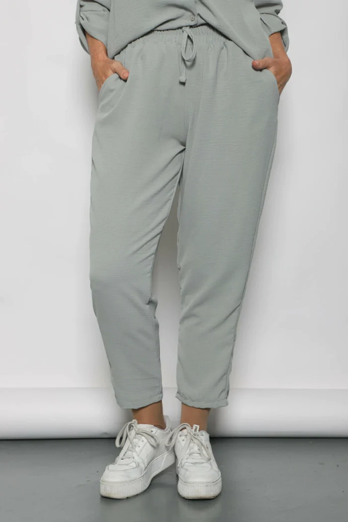 Pantalón de crepe arrugado gris mujer cerca