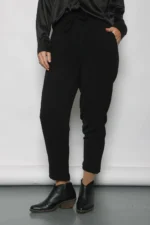 Pantalón crepe negro arrugado lejos