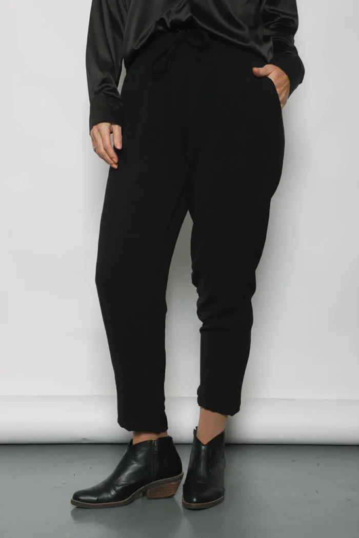 Pantalón crepe negro arrugado lejos