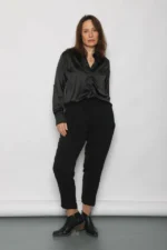 Pantalón crepe negro arrugado mujer lejos