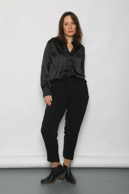 Pantalón crepe negro arrugado mujer lejos