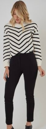 Pantalon slim fit, gabardina, negro lejos